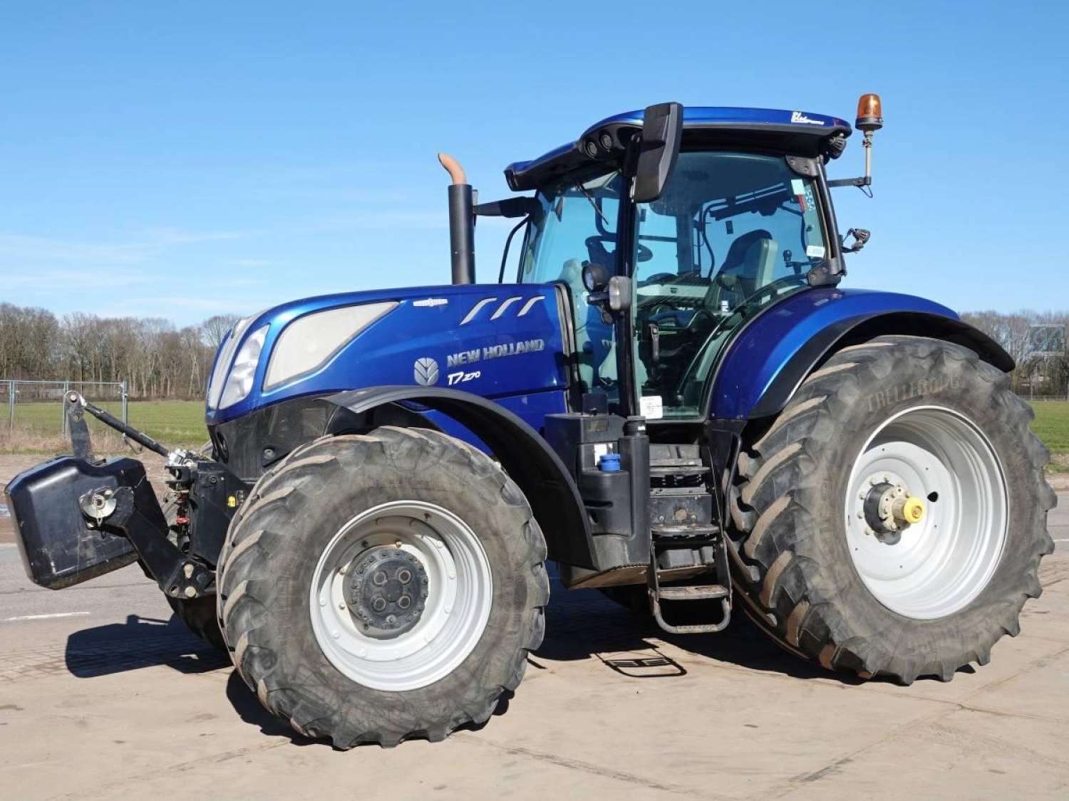 Location Tracteur agricole NEW HOLLAND 270 cv